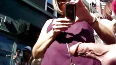 دوربین مخفی مخفی یک زن بالغ برهنه را می بیند که از حمام آفتاب لذت می برد فیلم های سکسی دوجنسه
